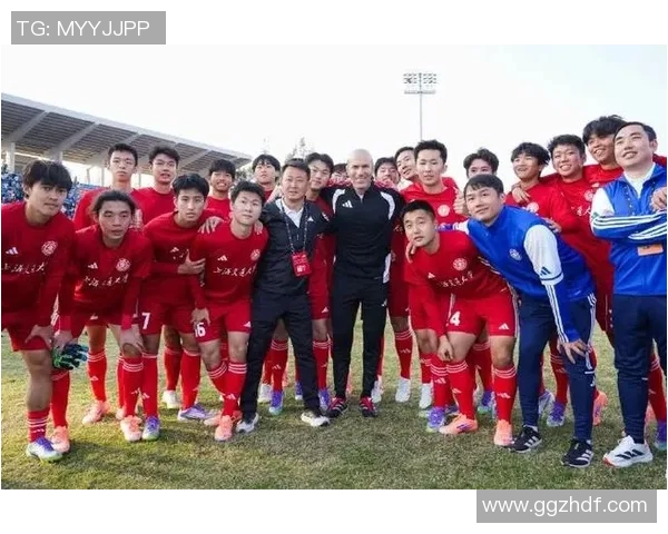 上海足球队在足球团队协作排行榜中荣登第六名展现出强大团队精神与默契配合